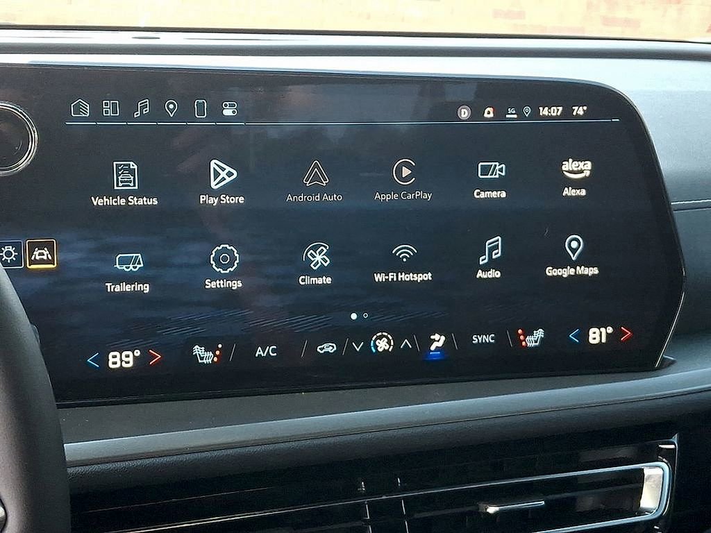 Used 2025 Chevrolet Traverse LT image 16