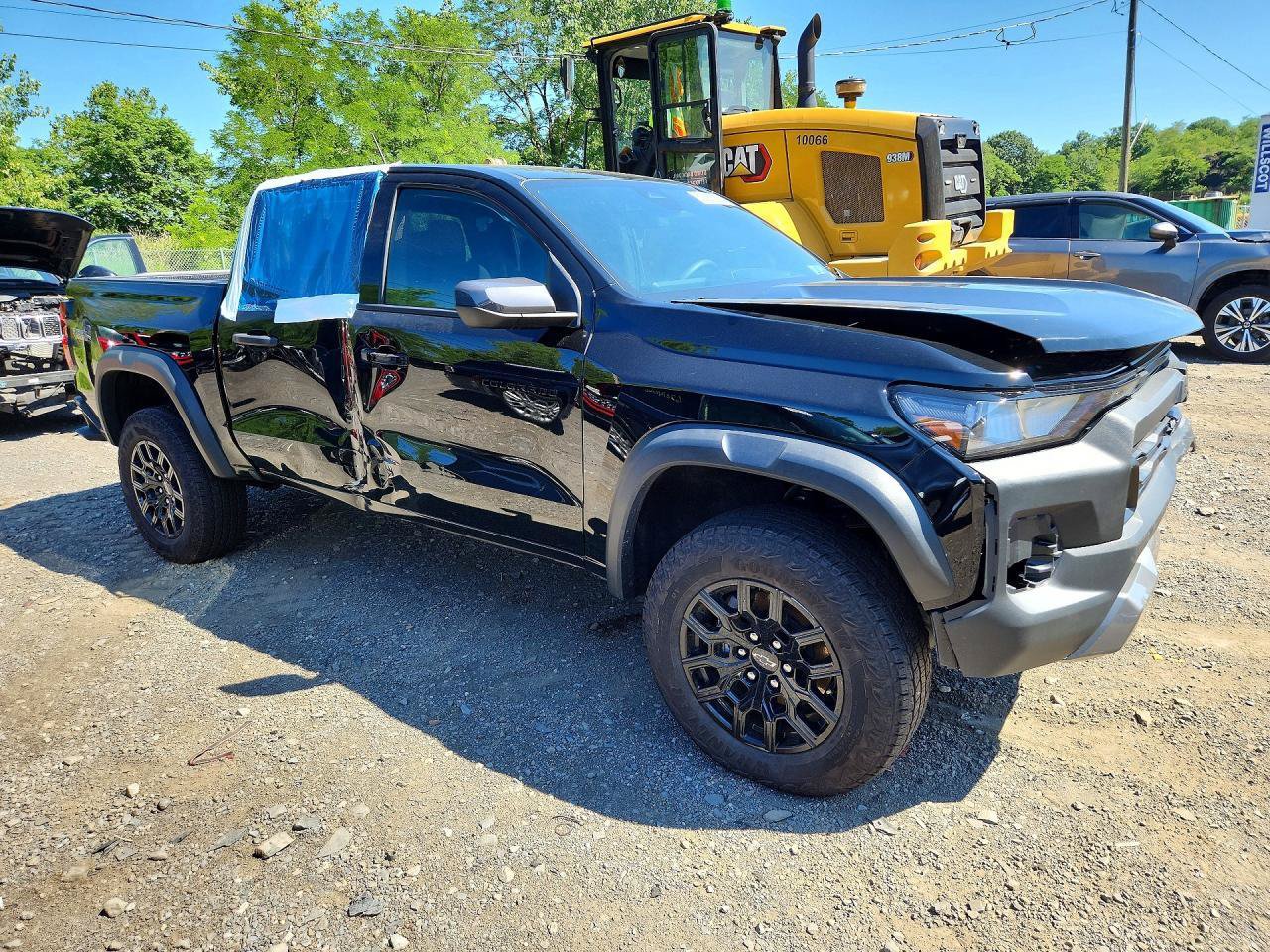 Used 2025 Chevrolet Colorado Trail Boss AWD/4WD image 1