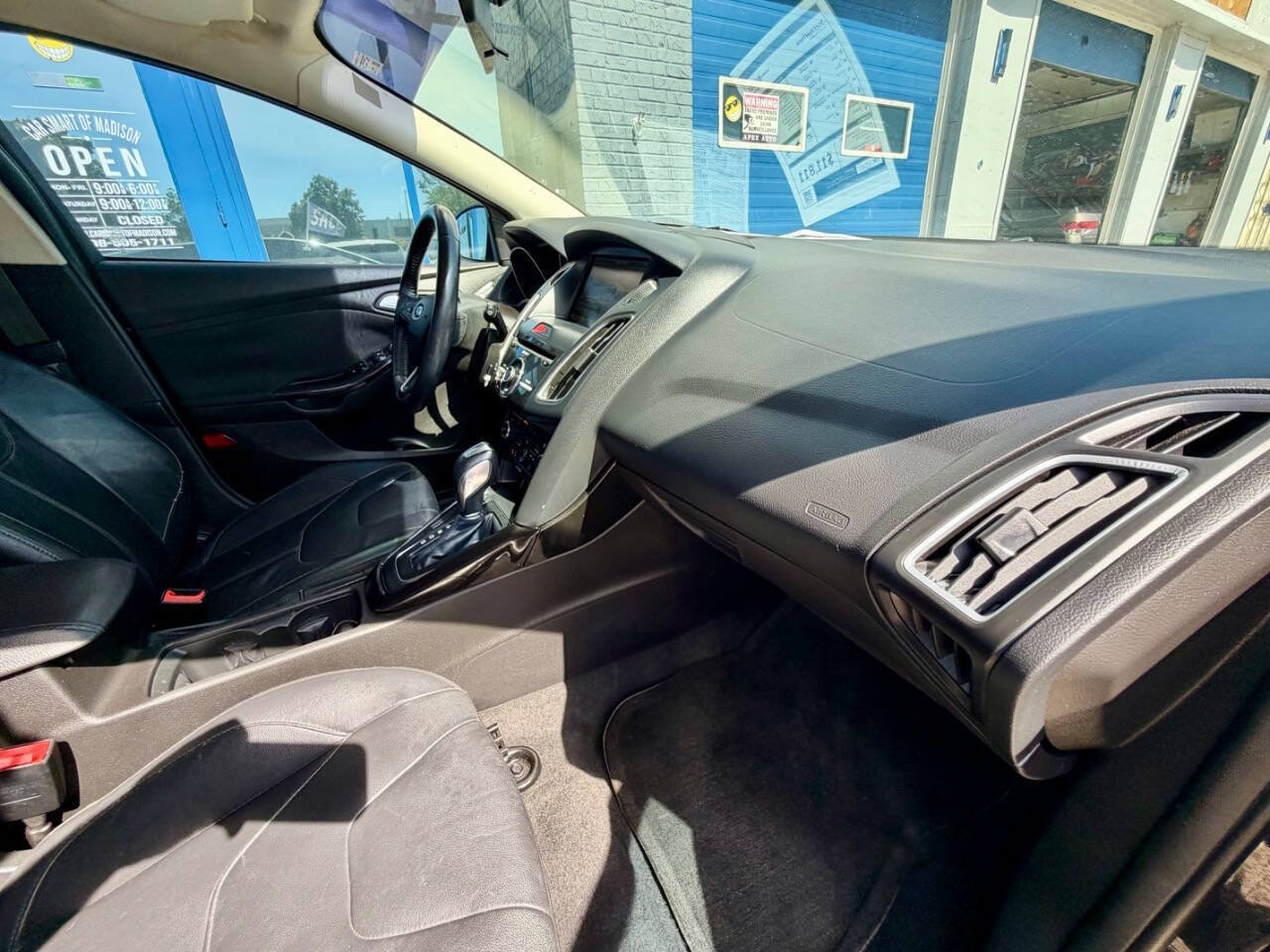 Used 2015 Ford Focus Titanium FWD image 28
