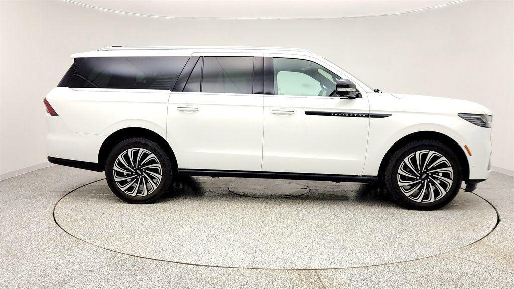 Used 2025 Lincoln Navigator L Black Label image 4