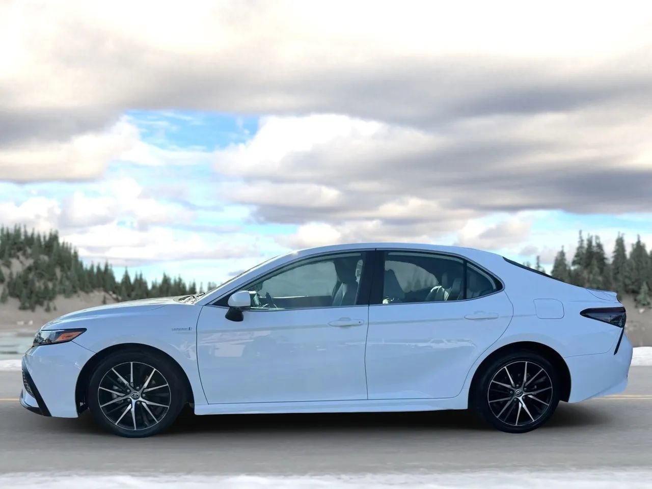 Used 2021 Toyota Camry SE image 3