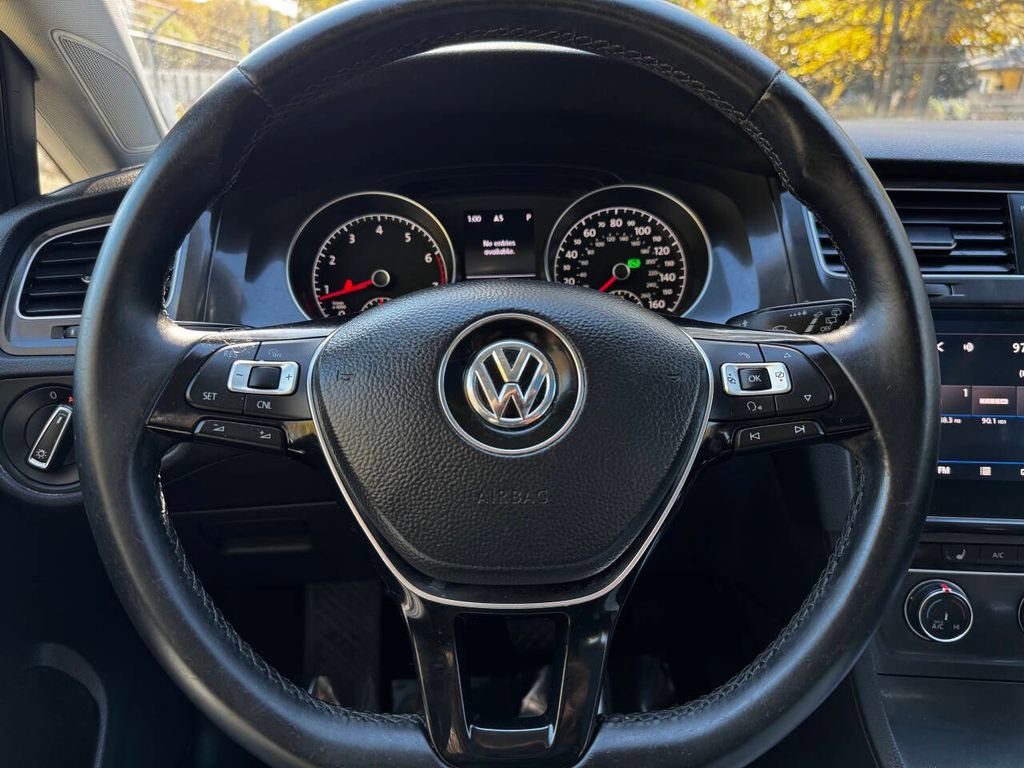 Used 2018 Volkswagen Golf SE image 13