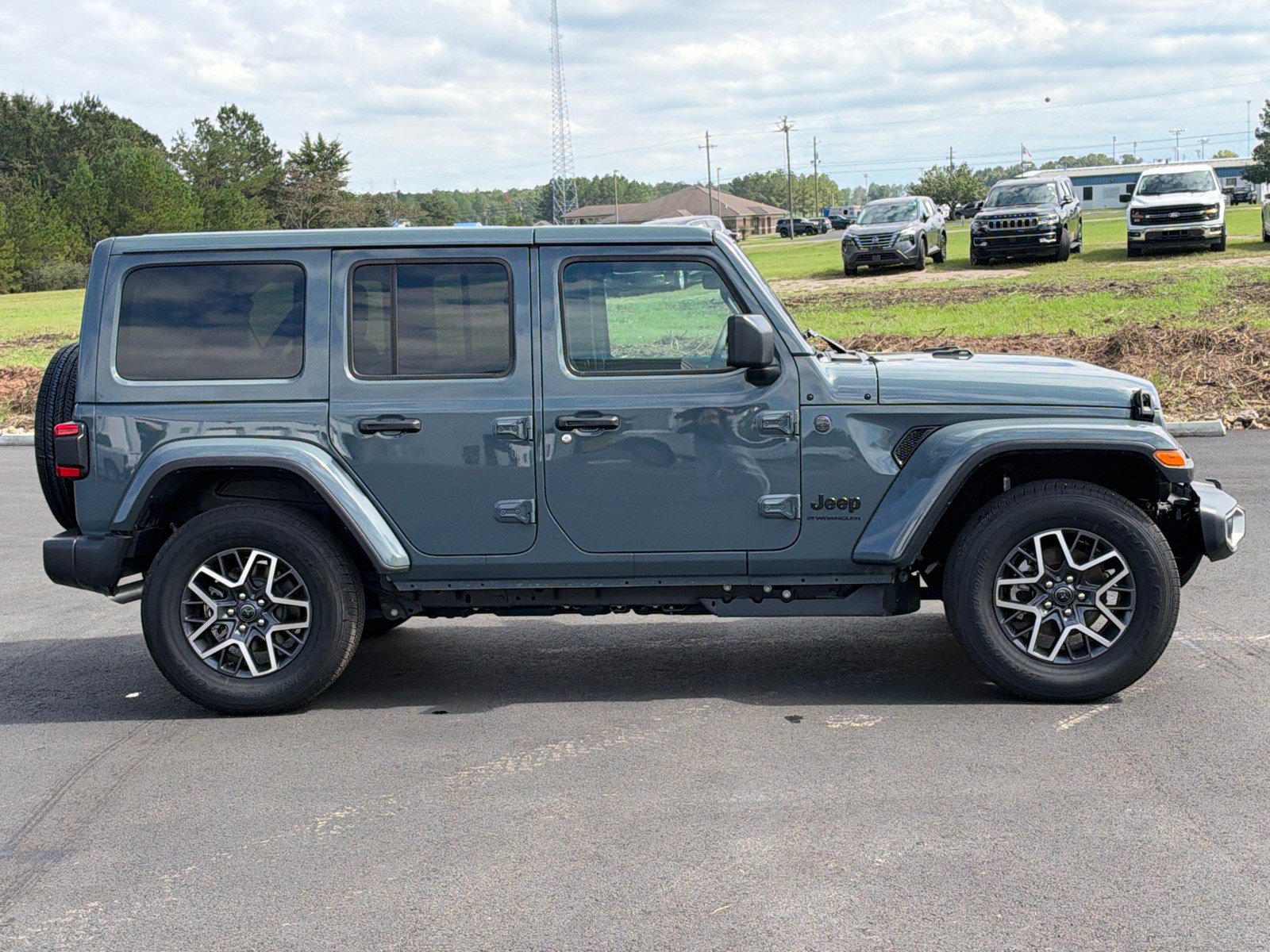 Used 2026 Jeep Wrangler Unlimited Sahara AWD/4WD image 4