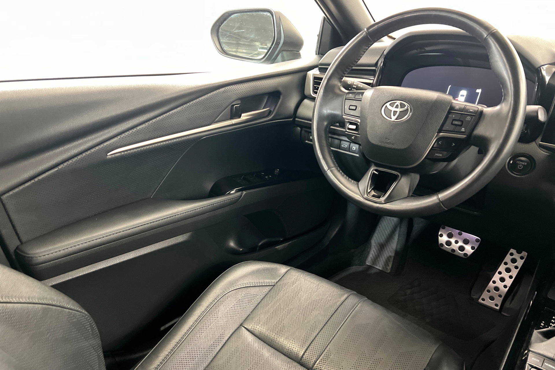 Used 2025 Toyota Camry XSE FWD image 12