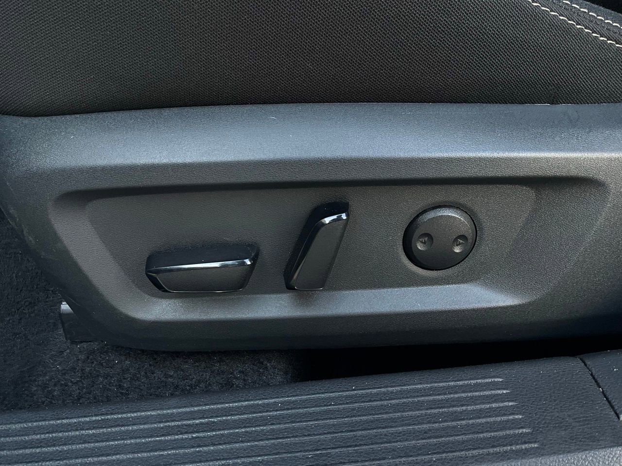 Used 2025 Nissan Rogue SV image 11