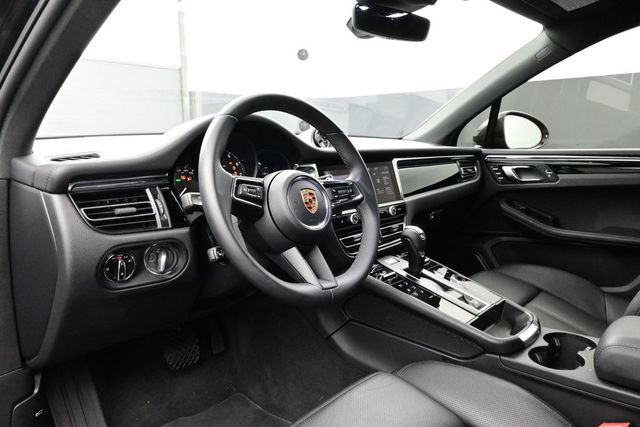 Certified 2025 Porsche Macan AWD/4WD image 4