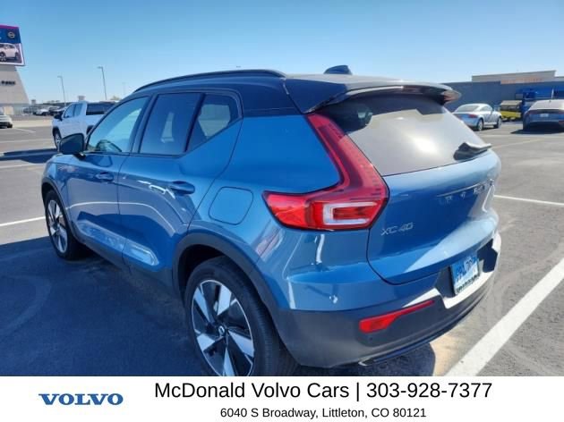 Used 2024 Volvo XC40 B5 Core image 2