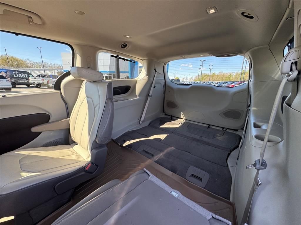 Used 2017 Chrysler Pacifica Touring-L Plus w/ Tire & Wheel Group image 12