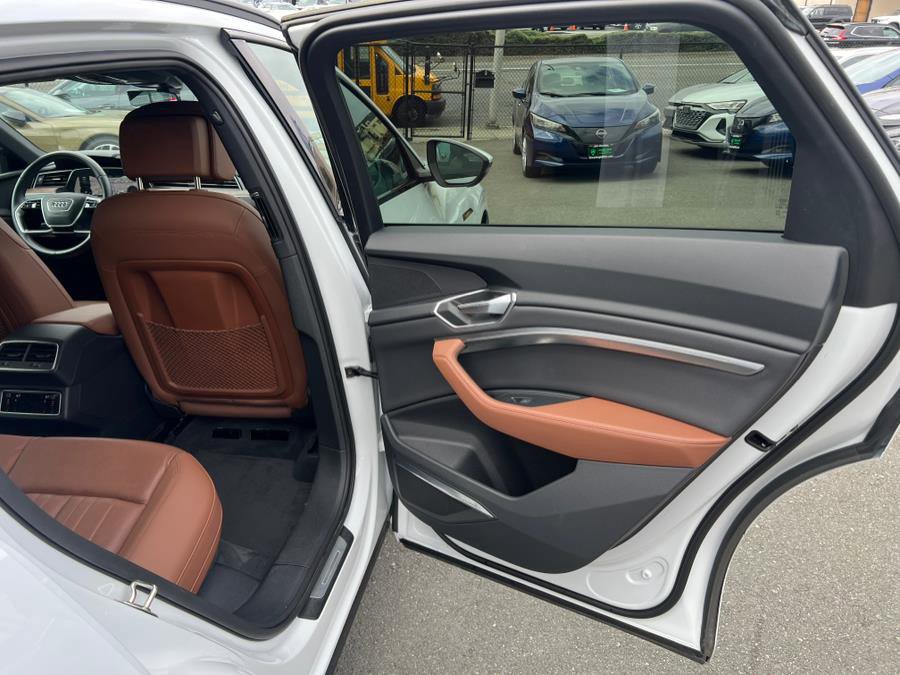Used 2023 Audi e-tron Premium Plus w/ Premium Plus Package image 36