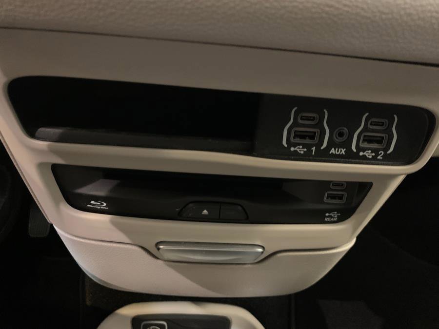 Used 2022 Chrysler Pacifica Touring-L w/ Uconnect Theater Family Group image 38