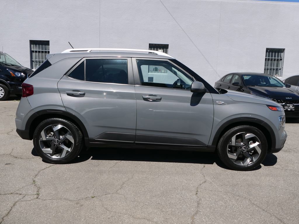 Used 2023 Hyundai Venue SEL FWD image 3