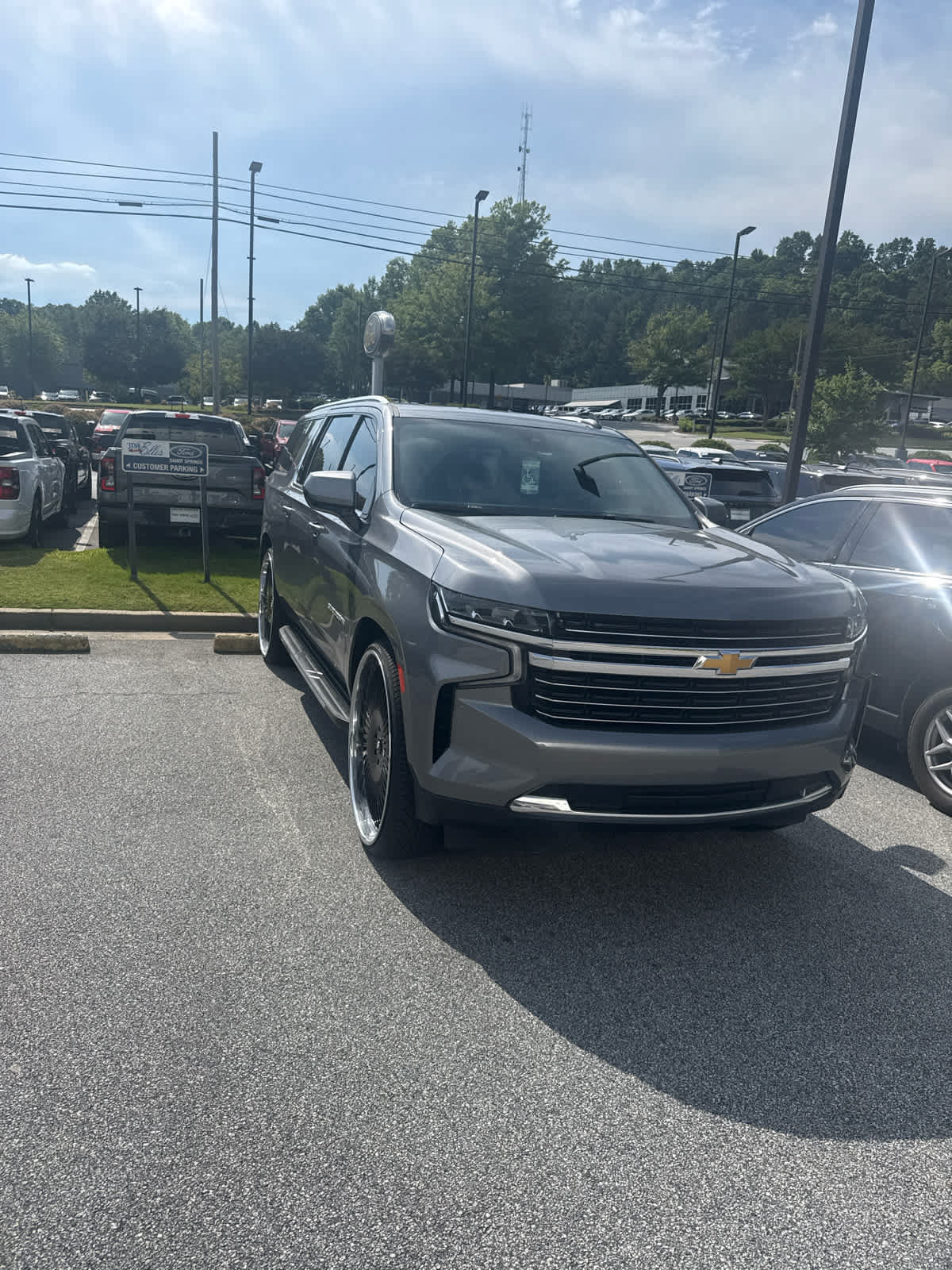 Used 2021 Chevrolet Suburban LT w/ Rear Media and Nav Package AWD/4WD image 4