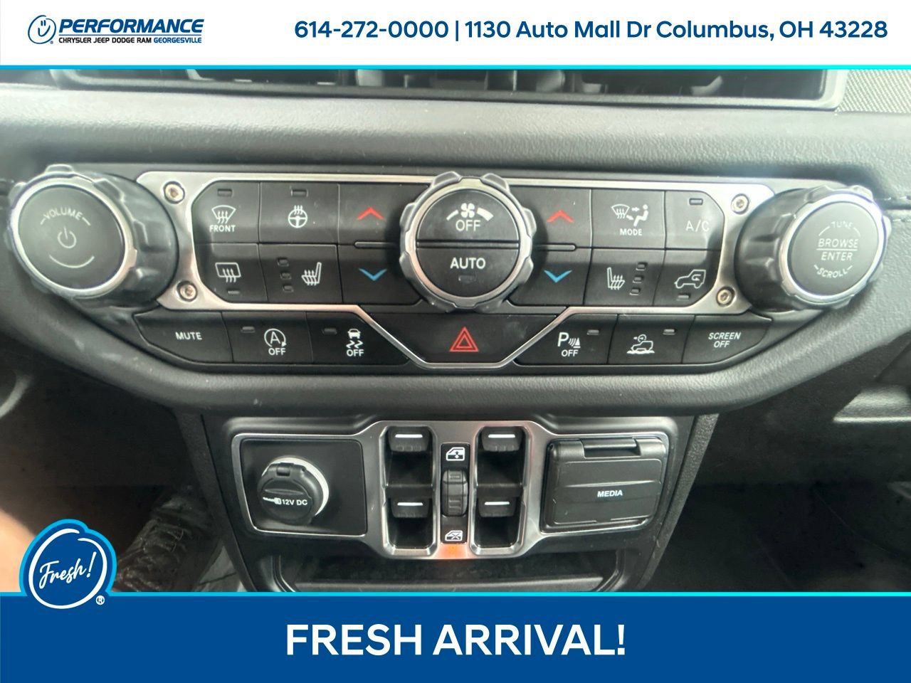 Used 2024 Jeep Wrangler Unlimited Sahara w/ Technology Group AWD/4WD image 25