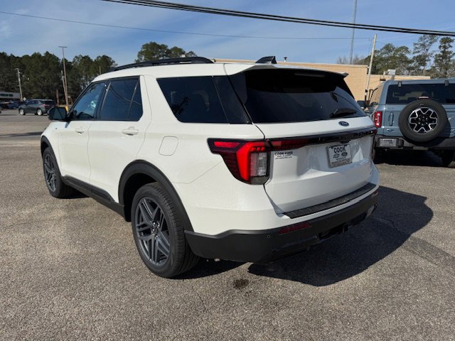 Used 2025 Ford Explorer ST-Line w/ Premium Package image 8