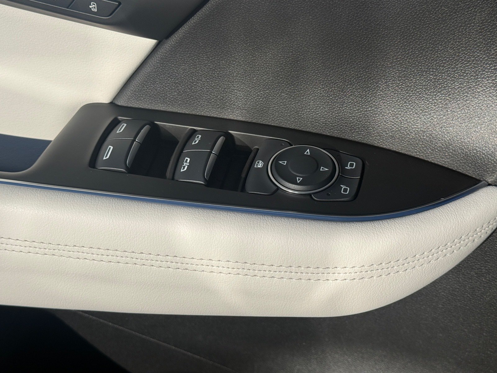 Used 2025 Buick Envision Avenir AWD/4WD image 24