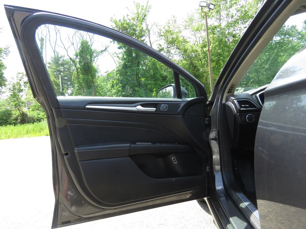 Used 2020 Ford Fusion Energi Titanium FWD image 9