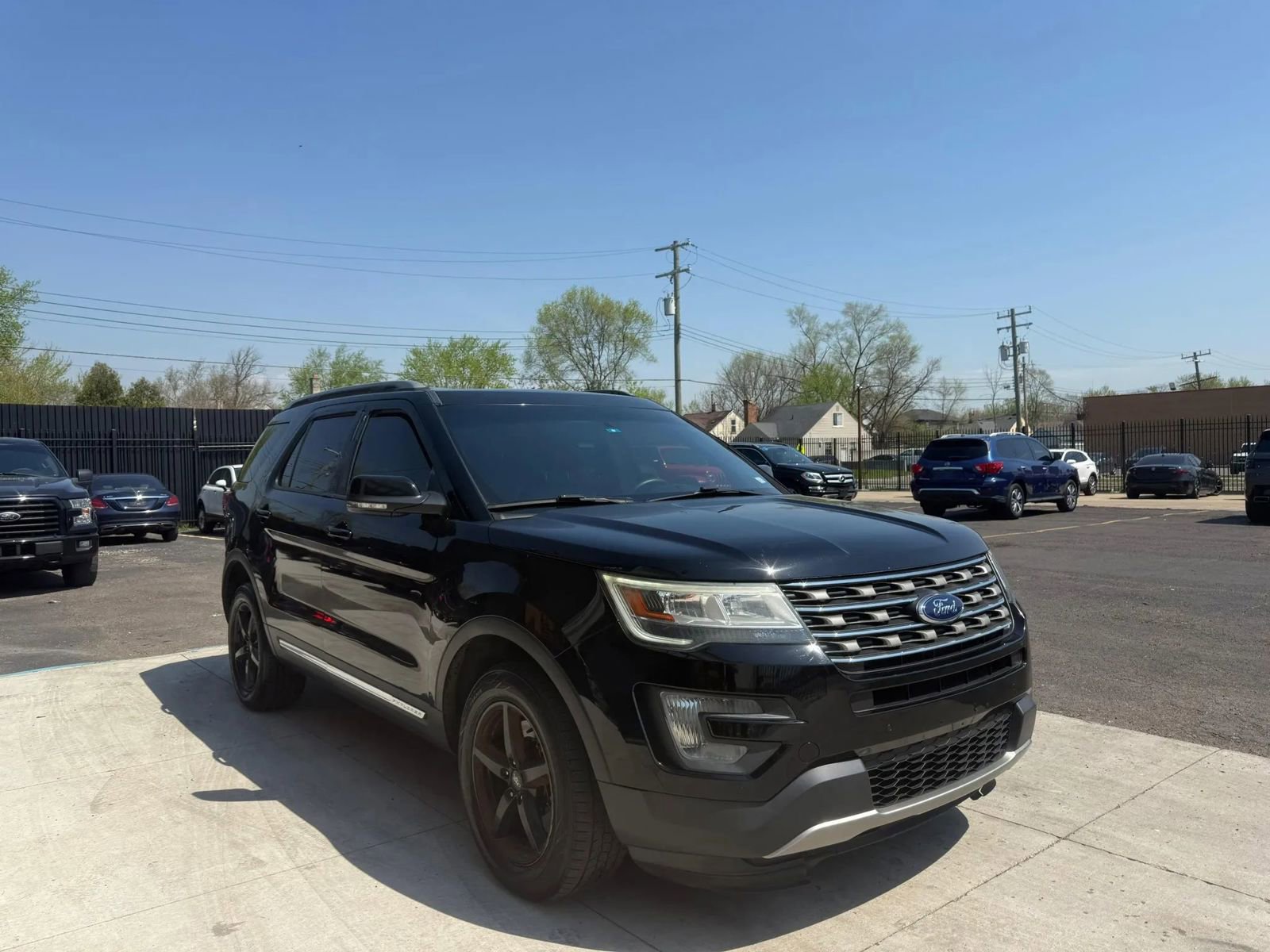 Used 2016 Ford Explorer XLT w/ Equipment Group 202A AWD/4WD image 2