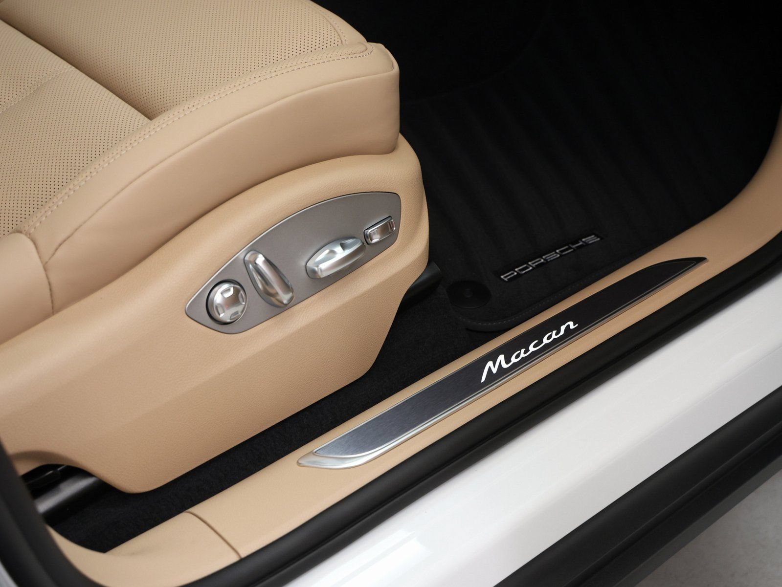Certified 2026 Porsche Macan AWD/4WD image 18