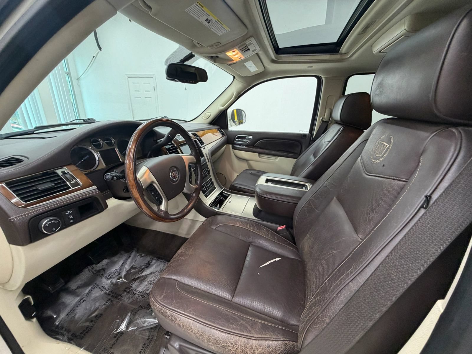 Used 2011 Cadillac Escalade Platinum AWD/4WD image 14