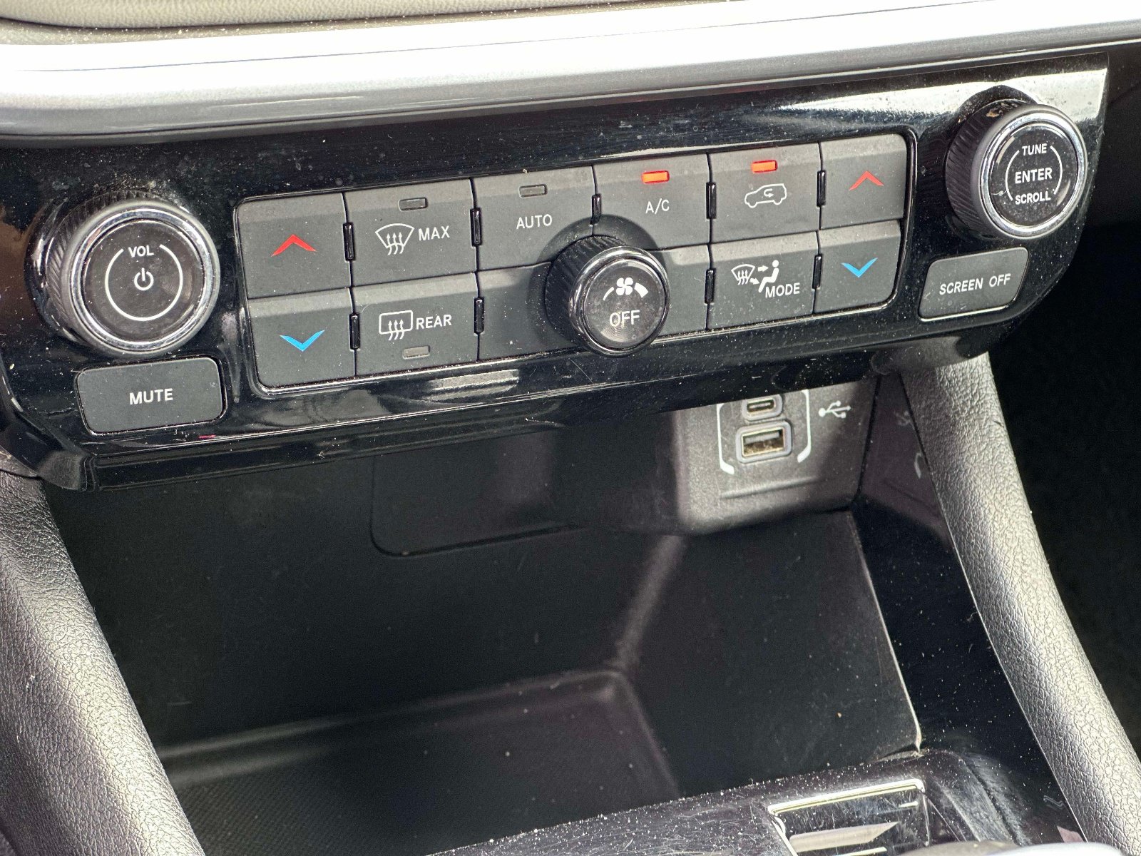 Used 2025 Jeep Compass Limited AWD/4WD image 31