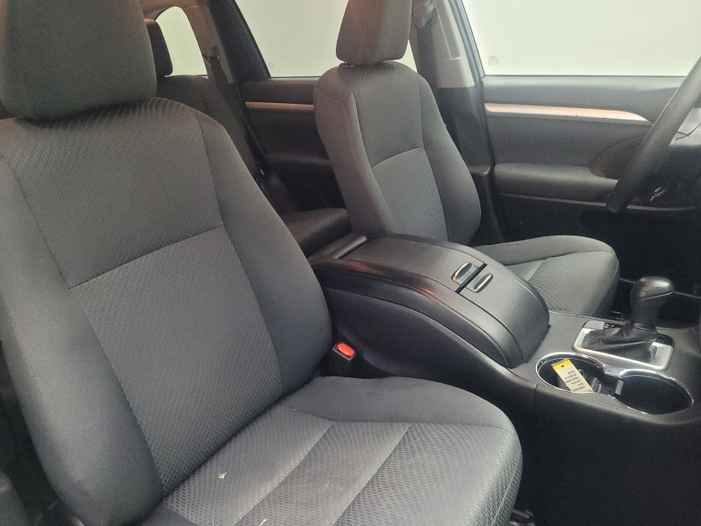 Used 2019 Toyota Highlander LE FWD image 21