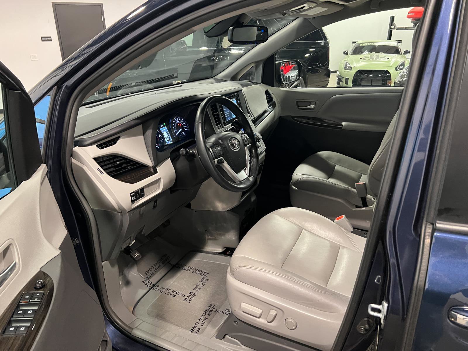 Used 2018 Toyota Sienna XLE w/ XLE Navigation Package image 10