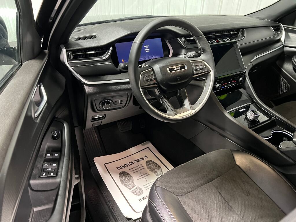 Used 2024 Jeep Grand Cherokee L Laredo image 2