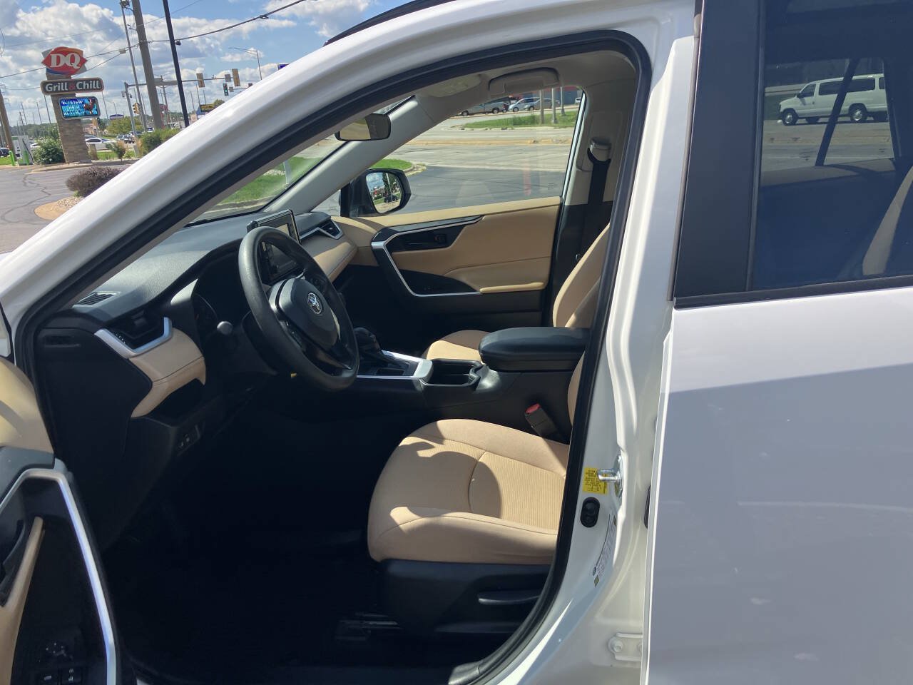Used 2021 Toyota RAV4 LE FWD image 11