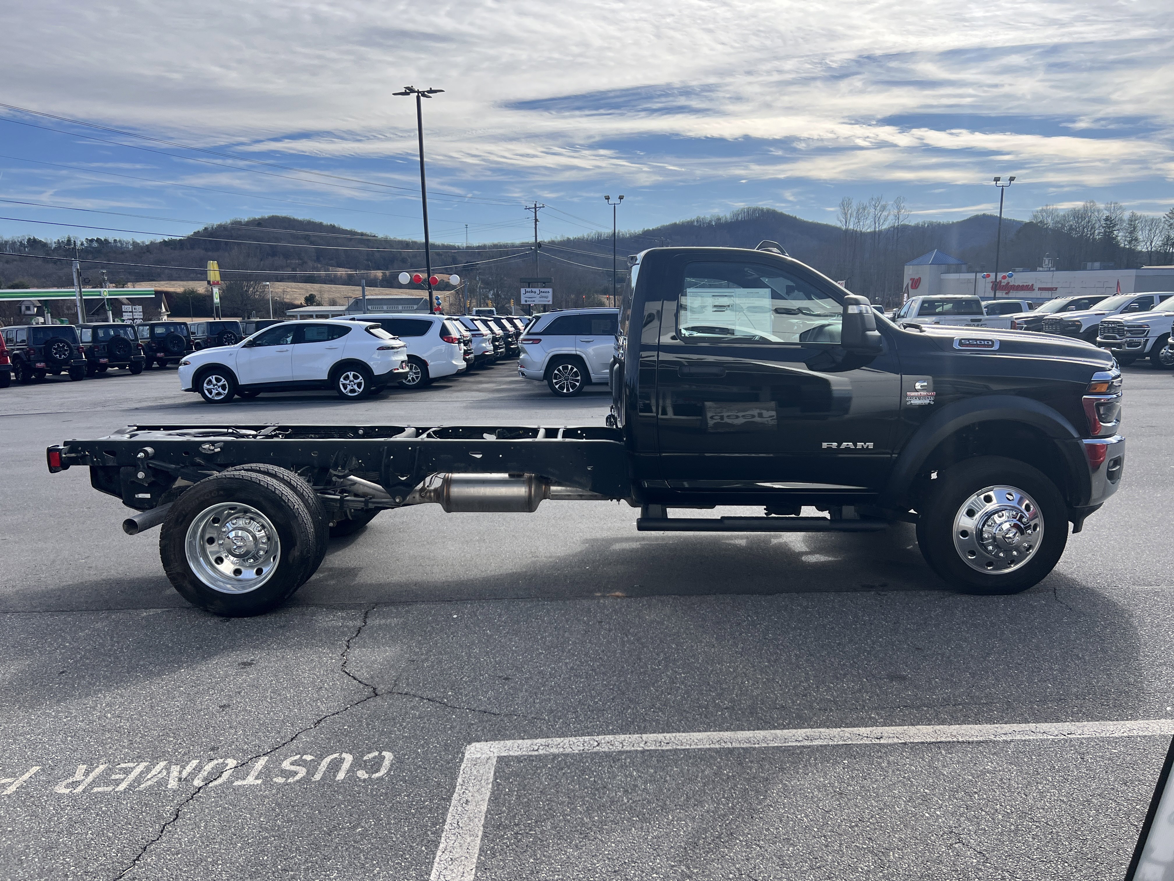 Used 2025 RAM 5500 4x4 Regular Cab image 4