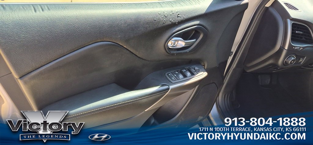 Used 2019 Jeep Cherokee Latitude w/ Popular Appearance Group FWD image 14