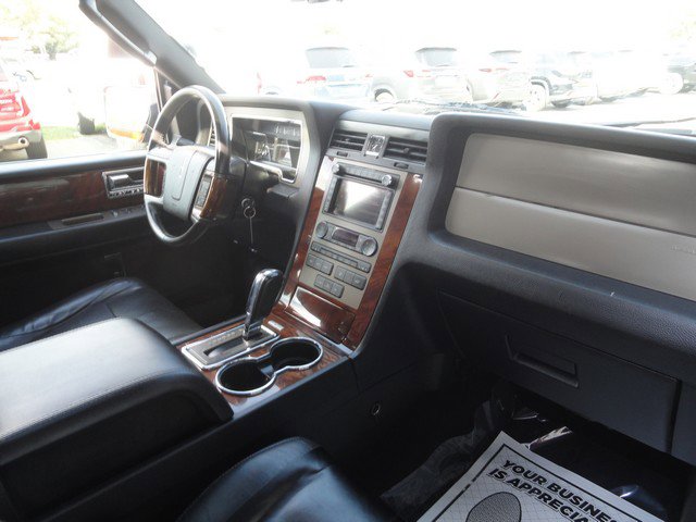 Used 2014 Lincoln Navigator L 4WD w/ Monochrome Appearance Package image 21