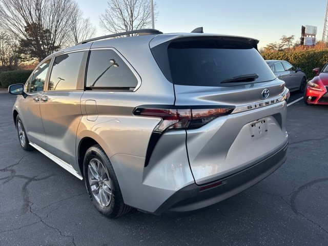 Used 2024 Toyota Sienna XLE image 10