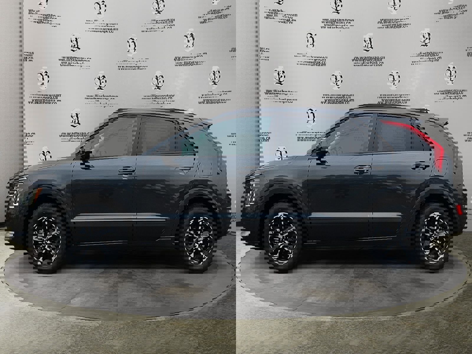 Used 2025 Kia Niro LX image 2