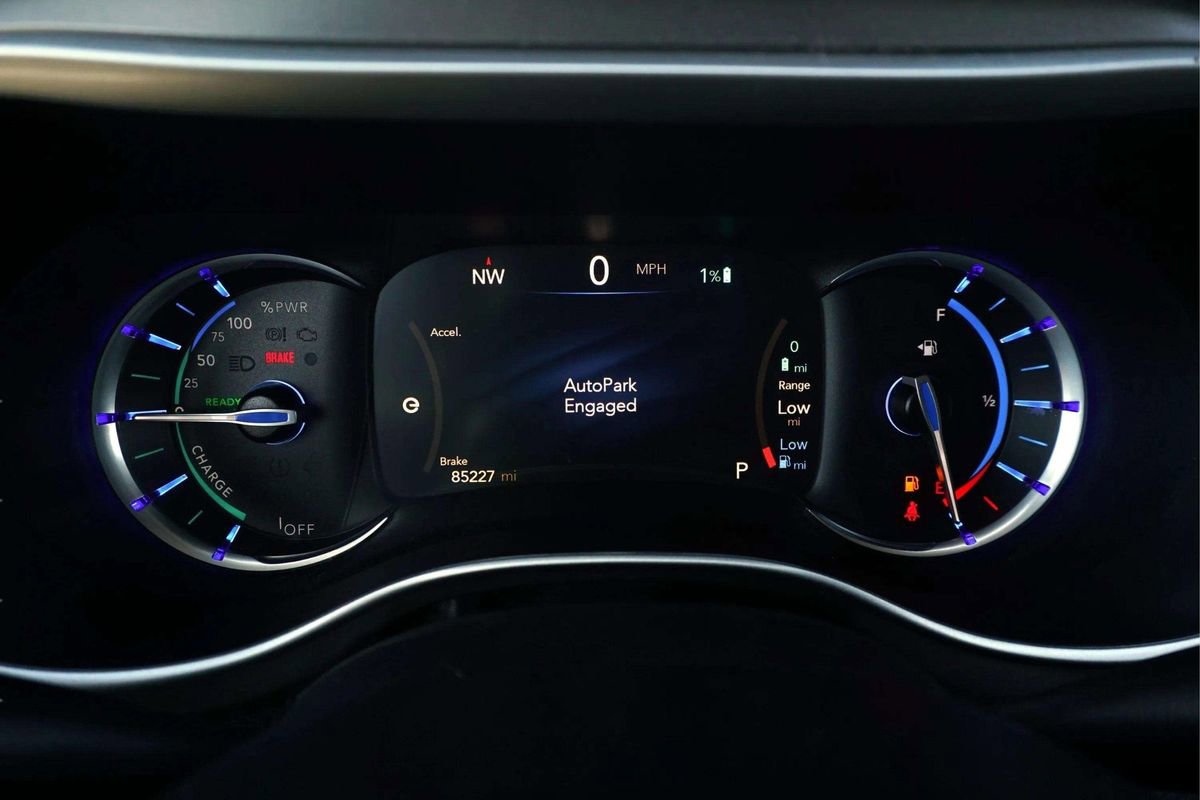 Used 2021 Chrysler Pacifica Touring-L image 25