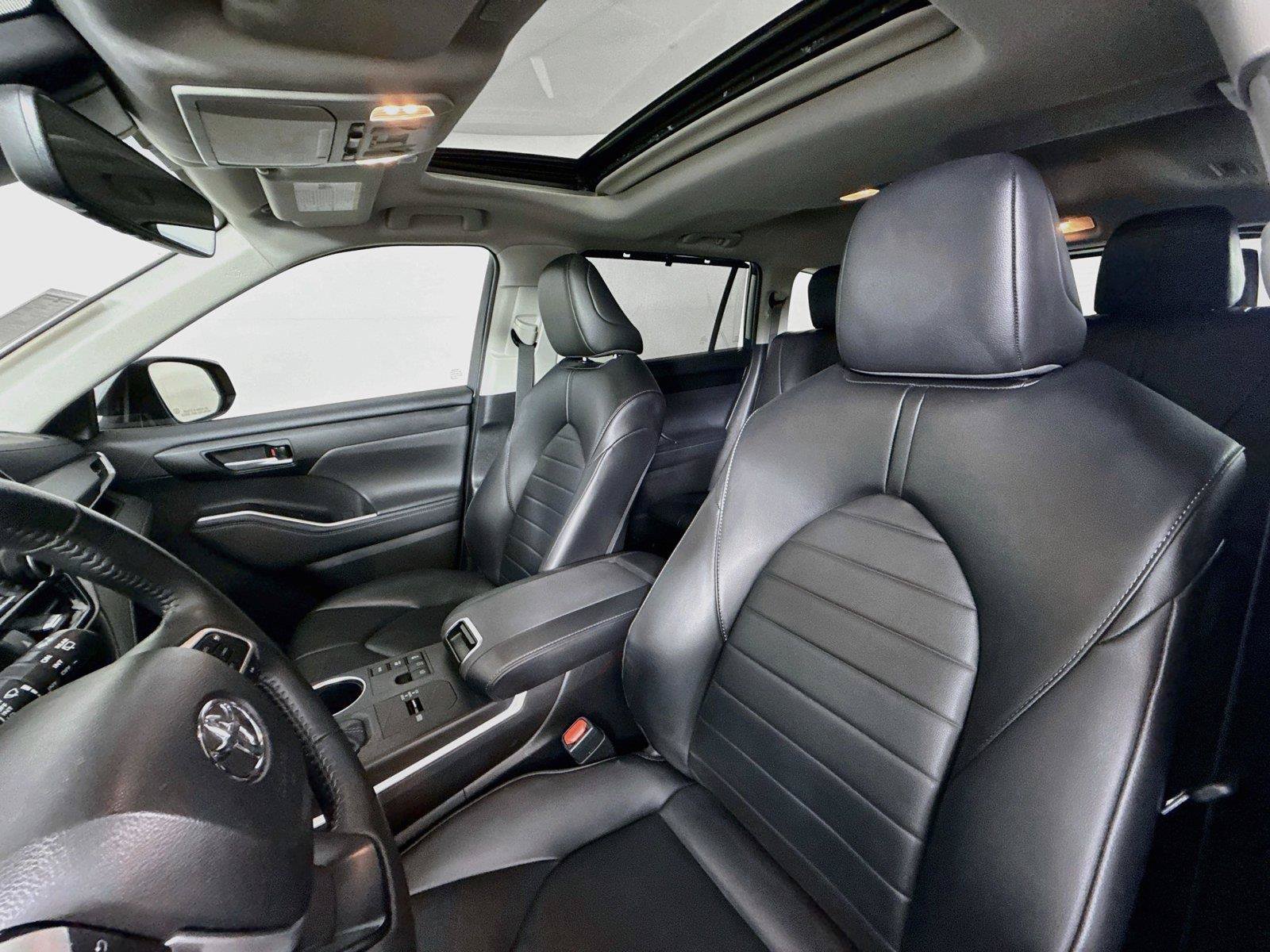 Used 2024 Toyota Highlander XLE AWD/4WD image 3
