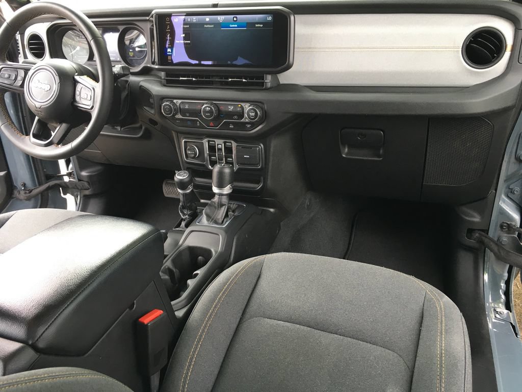Used 2024 Jeep Wrangler Unlimited AWD/4WD image 33