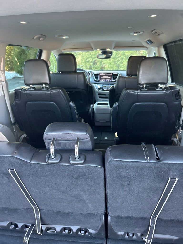 Used 2024 Chrysler Pacifica Touring-L image 5