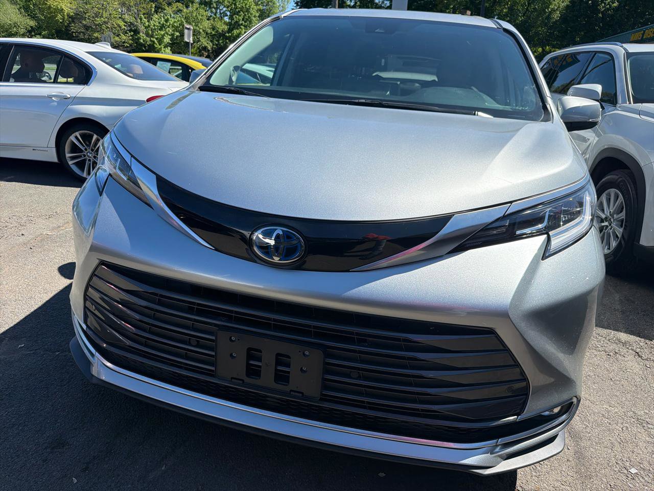 Used 2024 Toyota Sienna Limited AWD/4WD image 2