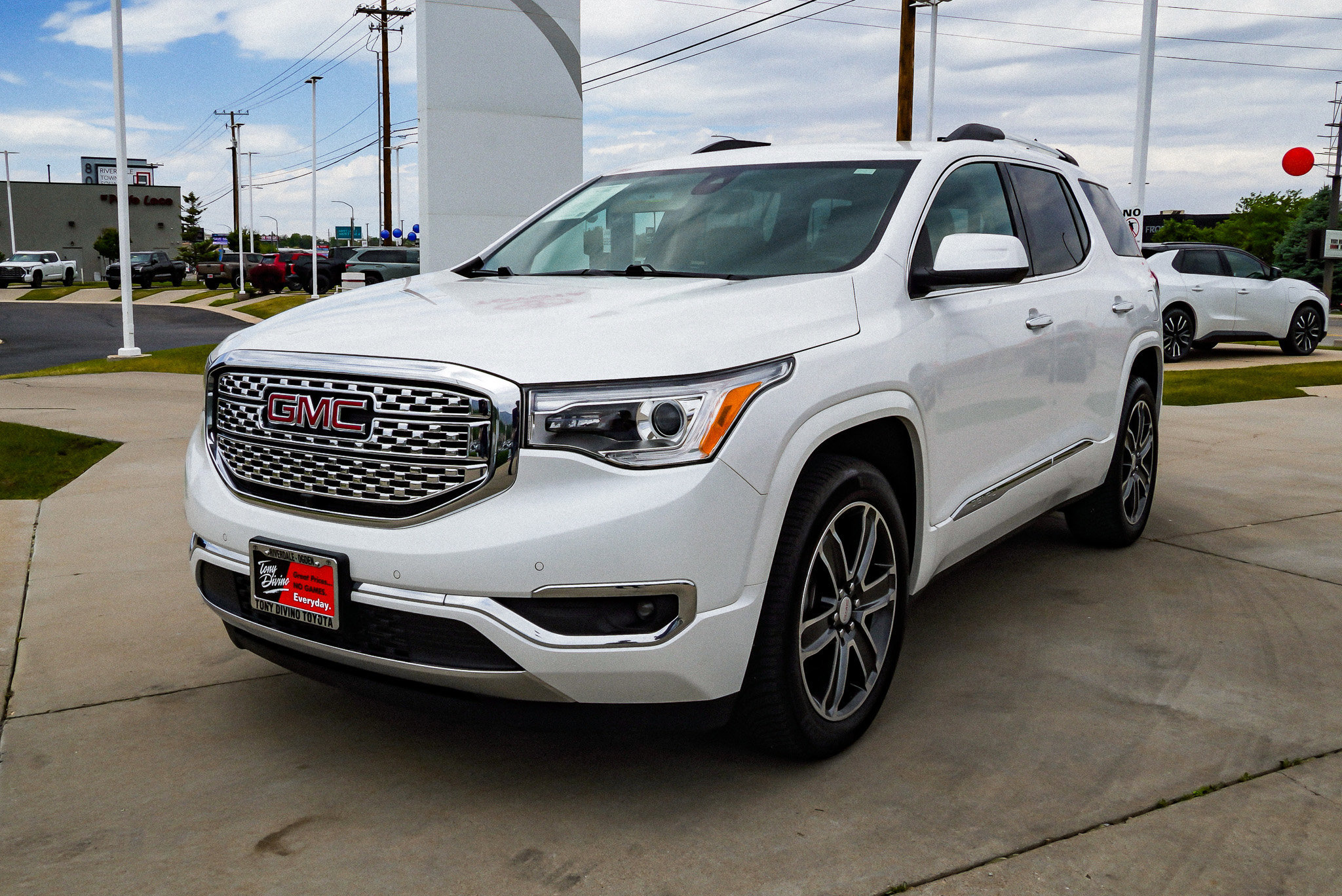 Used 2018 GMC Acadia Denali w/ Technology Package FWD image 4
