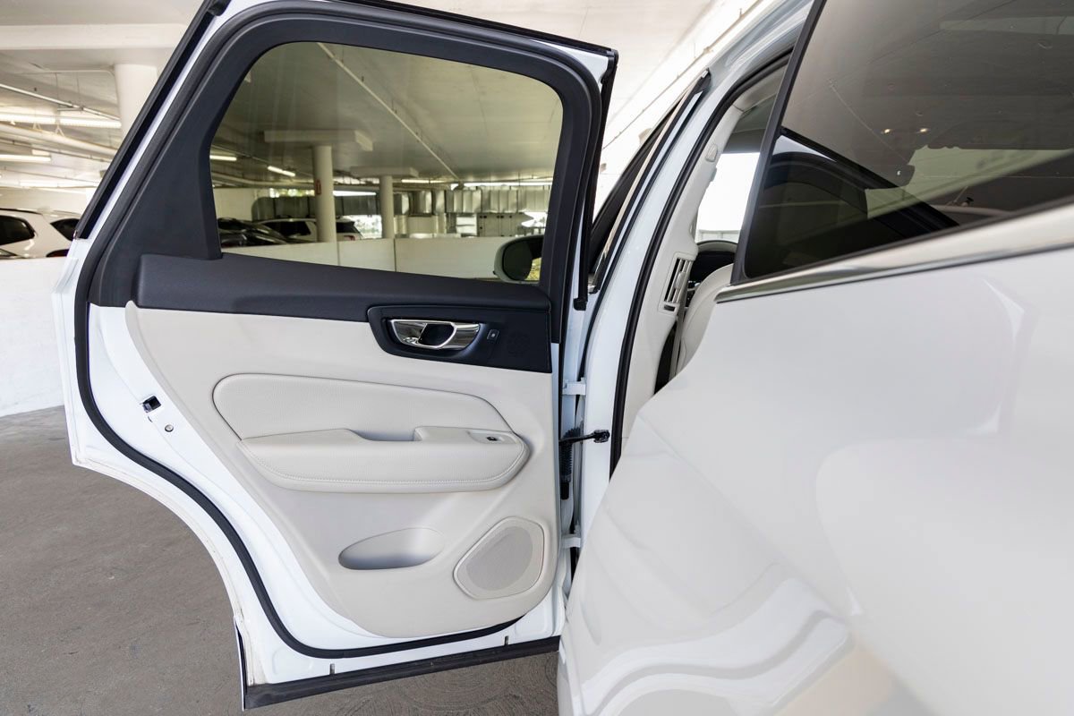 Used 2018 Volvo XC60 T5 Momentum w/ Vision Package image 19