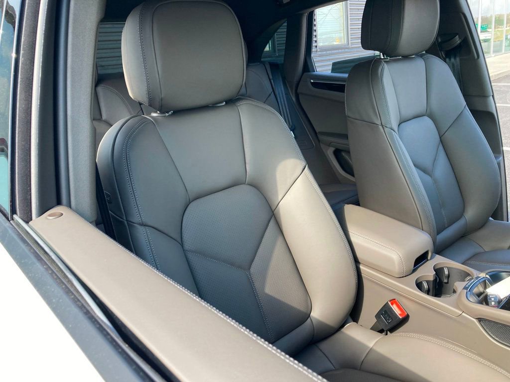 Used 2025 Porsche Macan image 28