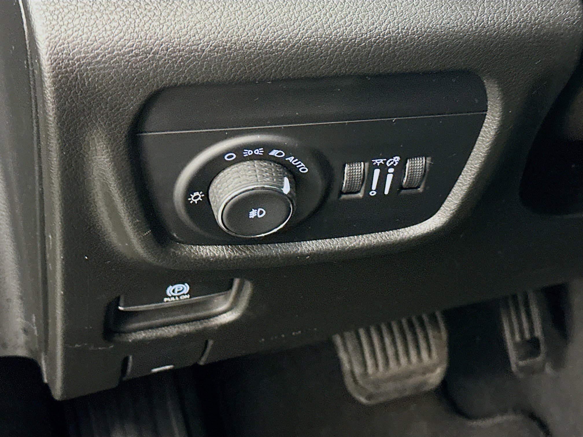 Used 2024 Jeep Grand Cherokee L Limited w/ Luxury Tech Group II image 17