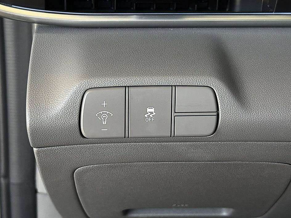 Certified 2025 Hyundai Elantra SEL FWD image 21