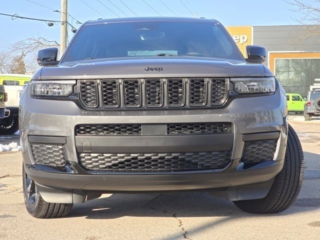 Used 2025 Jeep Grand Cherokee L Altitude image 3