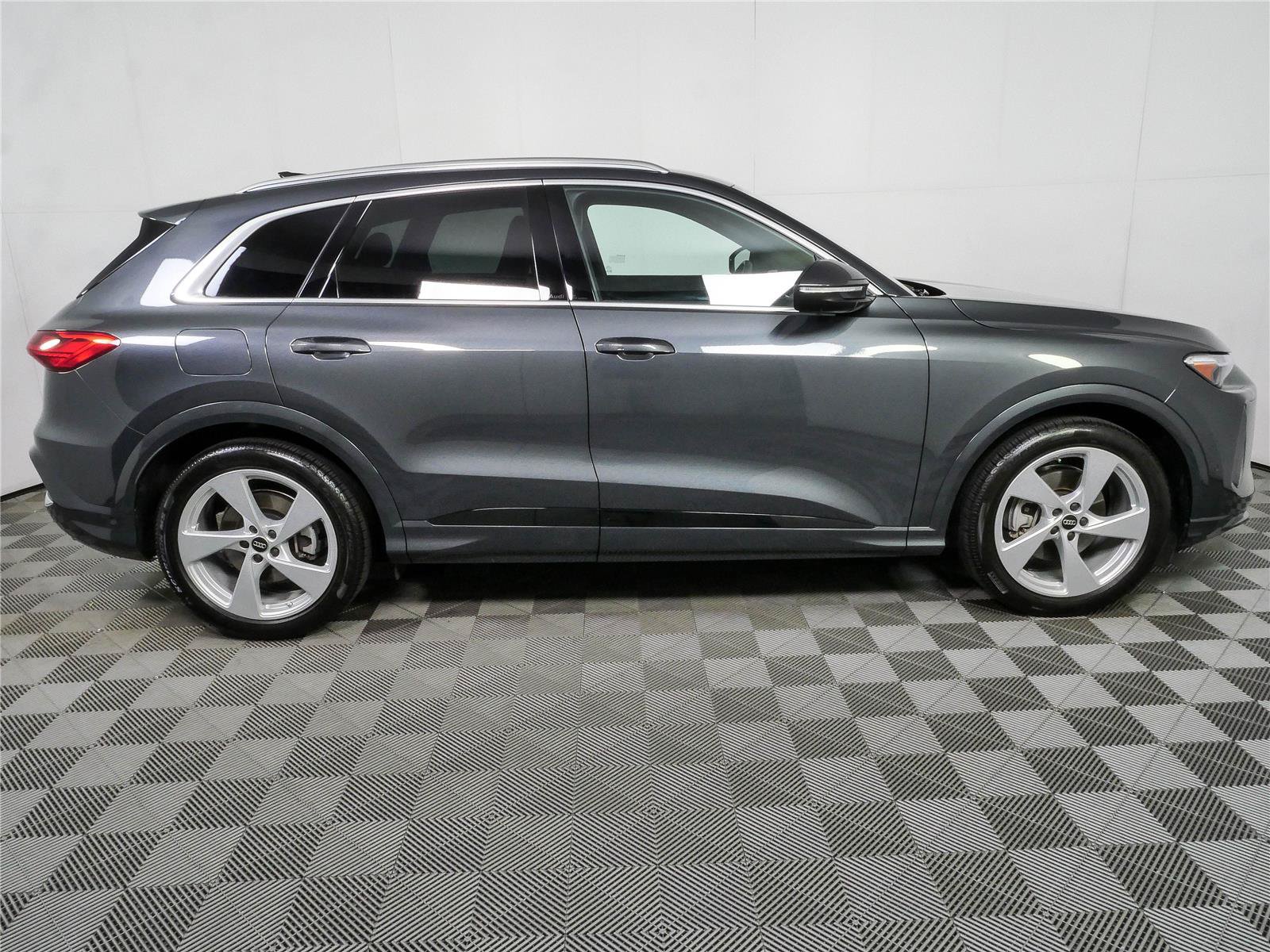Used 2025 Audi Q5 Prestige AWD/4WD image 2