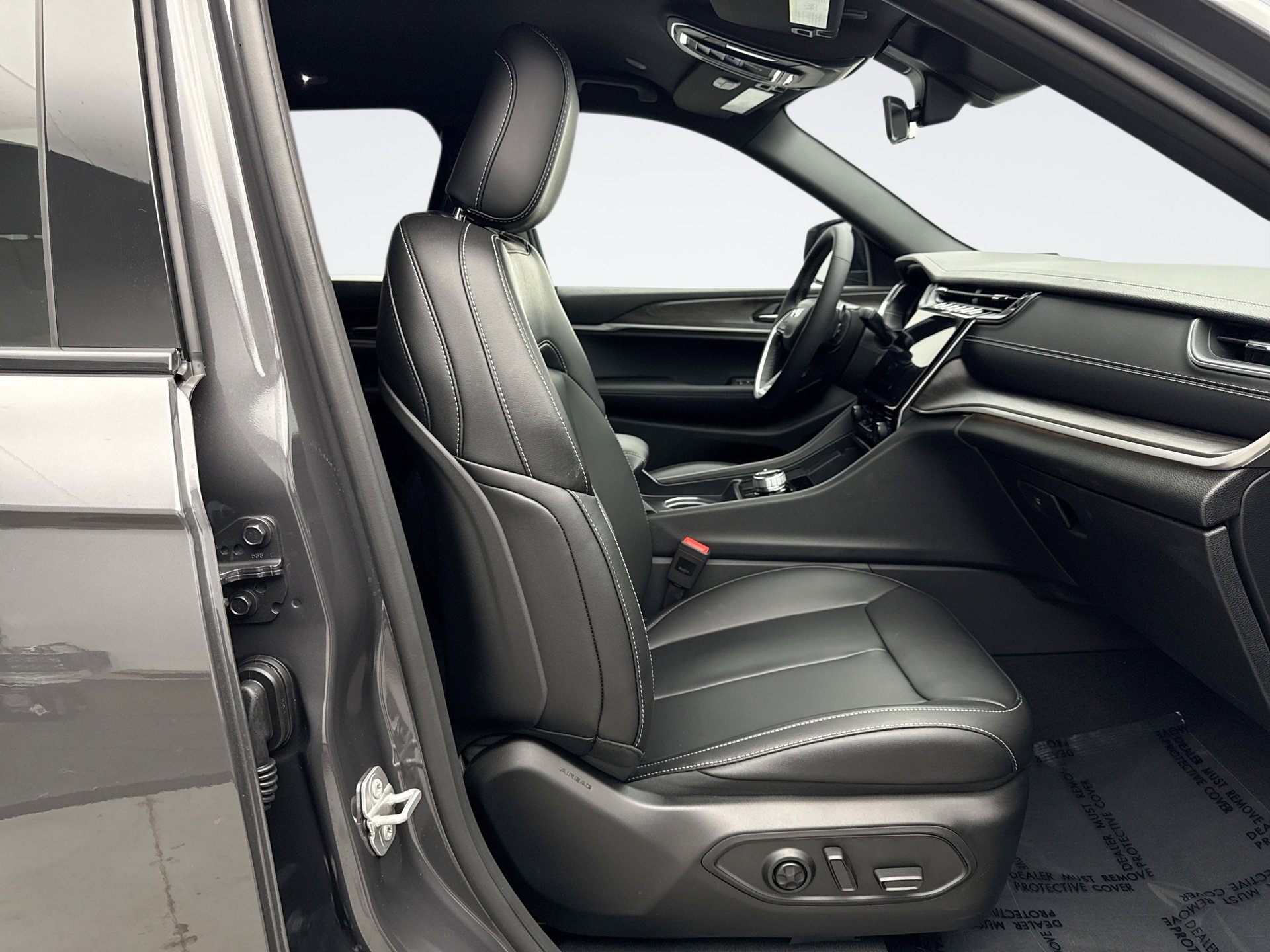 Used 2025 Jeep Grand Cherokee Limited w/ Black Appearance Package image 18