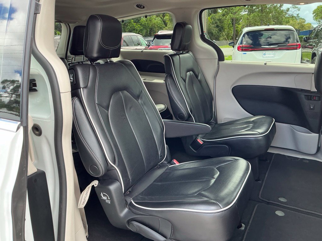 Used 2023 Chrysler Pacifica Limited FWD image 17