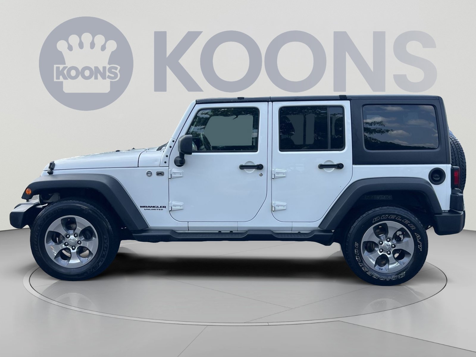 Used 2017 Jeep Wrangler Unlimited Sahara w/ Connectivity Group AWD/4WD image 2