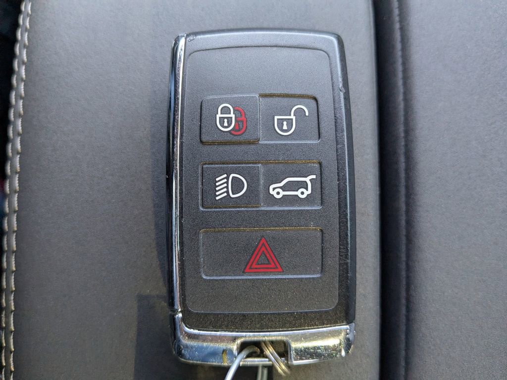 Used 2022 Land Rover Range Rover Velar R-Dynamic S image 32