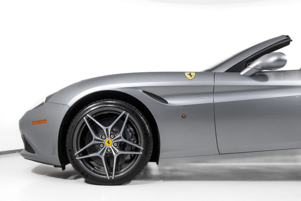Used 2016 Ferrari California T RWD image 14